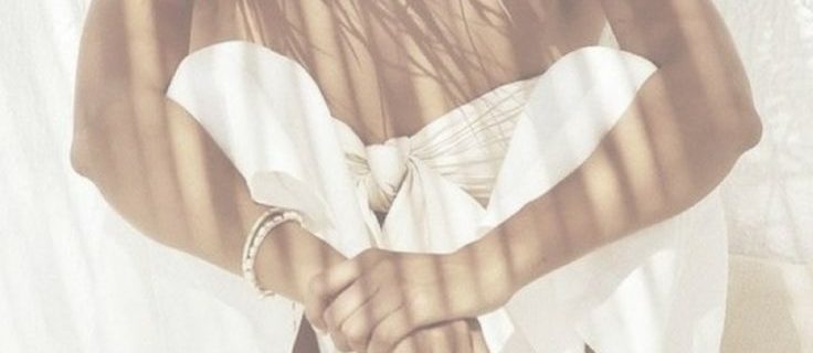 chica con sombrero de paja al sol